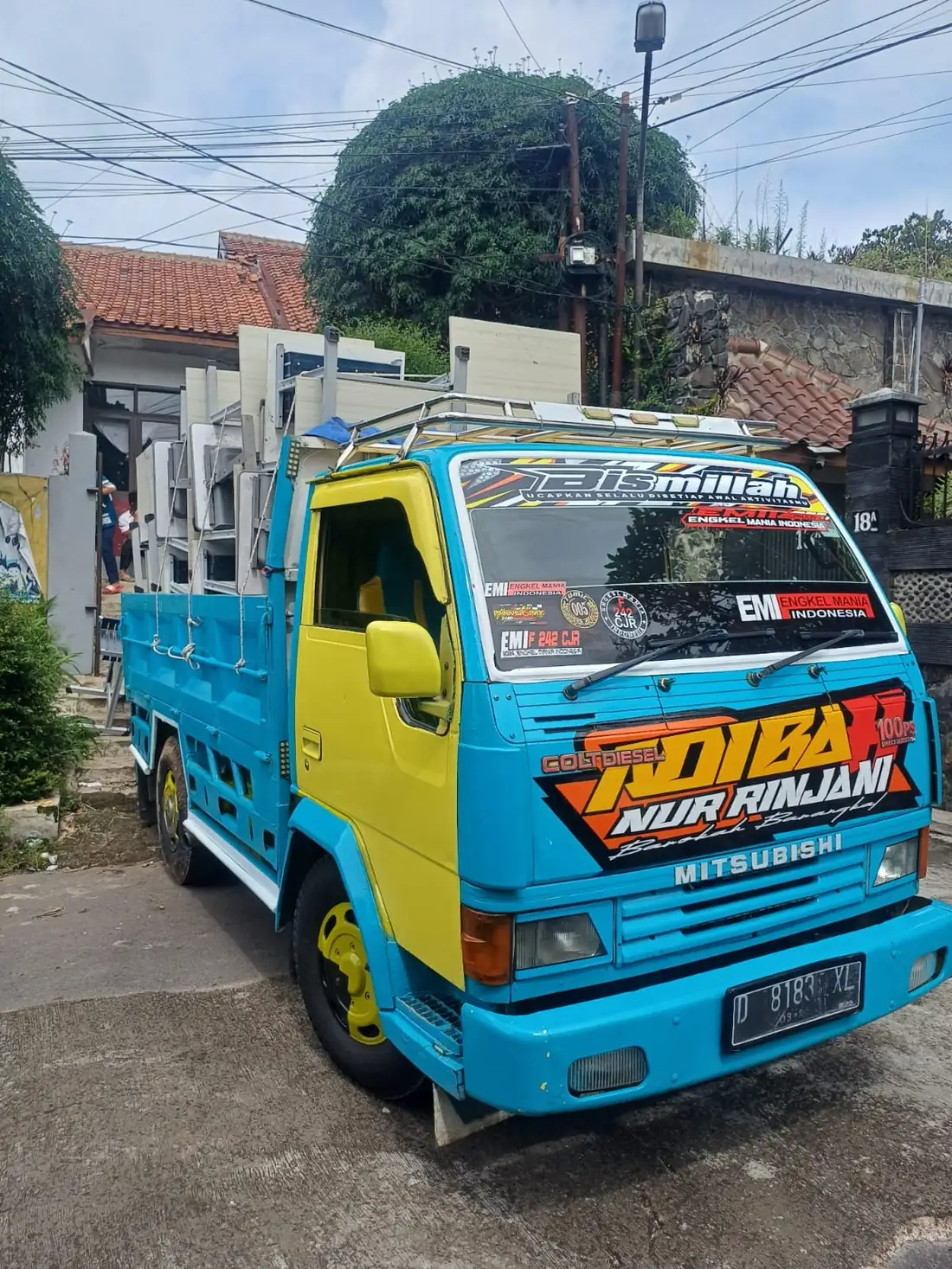 Mobil engkel 3,5 kubik Mitra Angkut Proyek tampak belakang