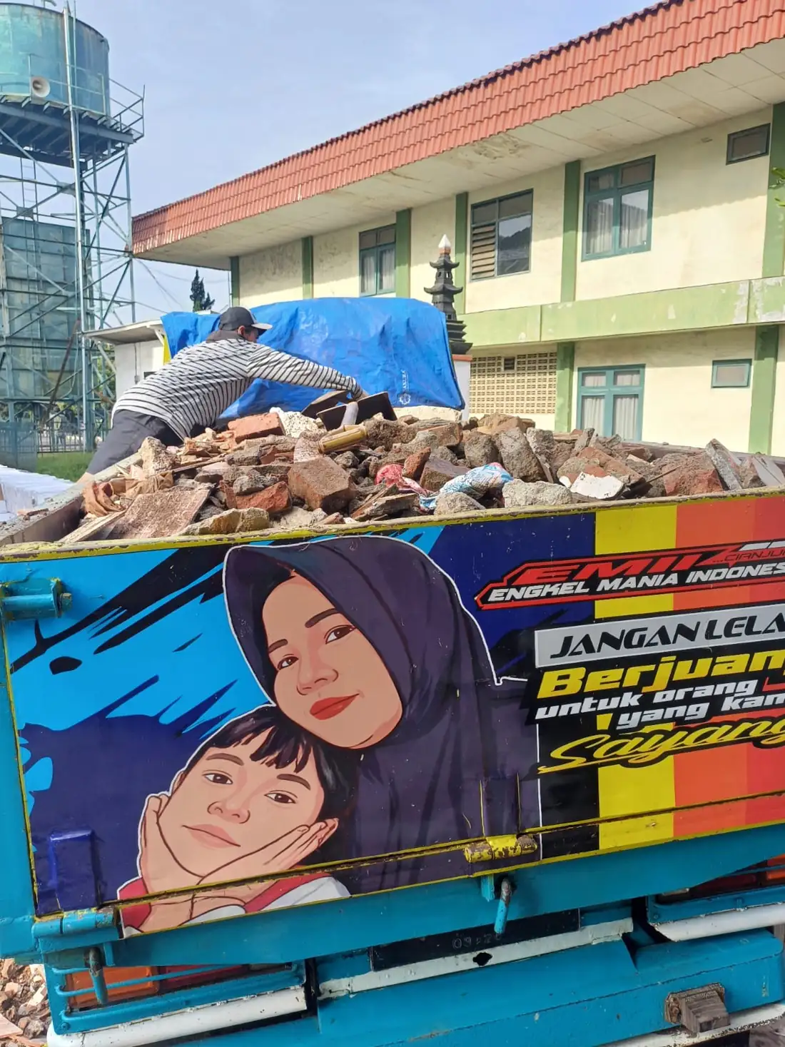 Mobil engkel Mitra Angkut Proyek membawa muatan proyek