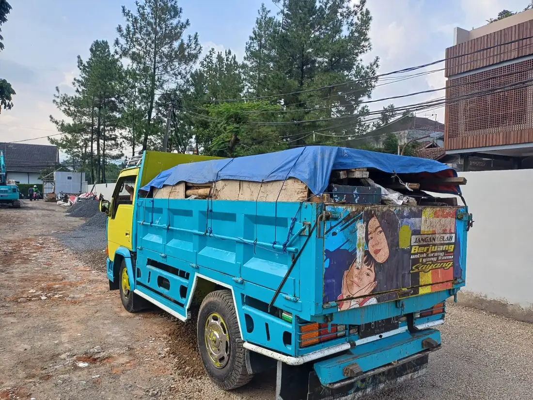 Mobil engkel Mitra Angkut Proyek membawa barangkal